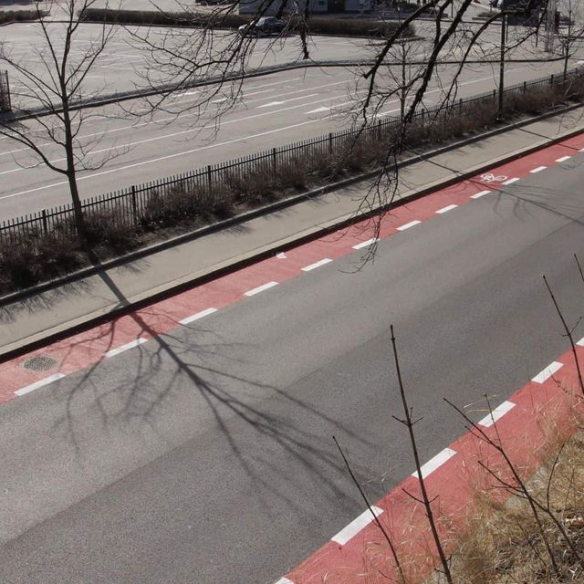 Røde sykkelfelt med hvite striper